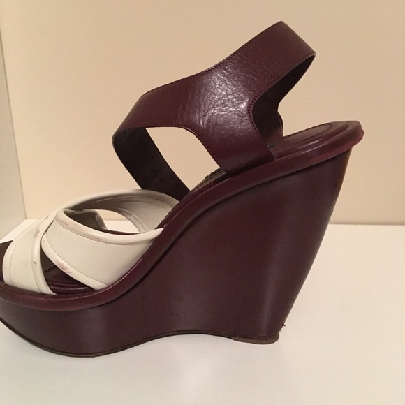 LV sandals. Excellent condition. Used once. - Picture 2 of 6